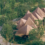 מסעדה מעוצבת בצורת הרים רוקדים, בסין