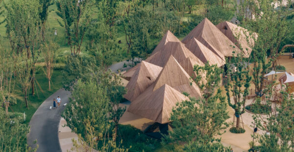 מסעדה מעוצבת בצורת הרים רוקדים, בסין
