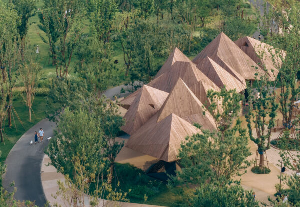 מסעדה מעוצבת בצורת הרים רוקדים, בסין