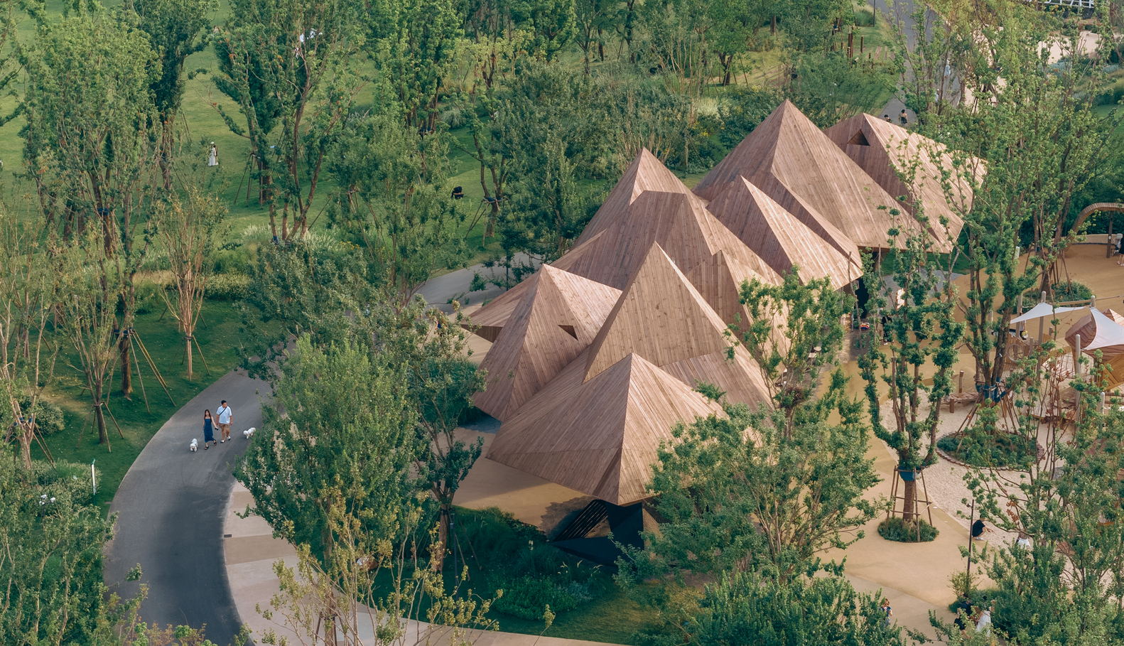 מסעדה מעוצבת בצורת הרים רוקדים, בסין