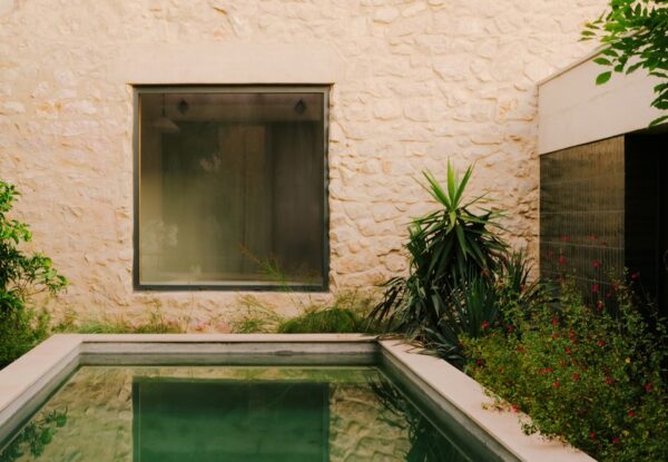 בית פשוט עם פרחי בגוניה, במרסיי