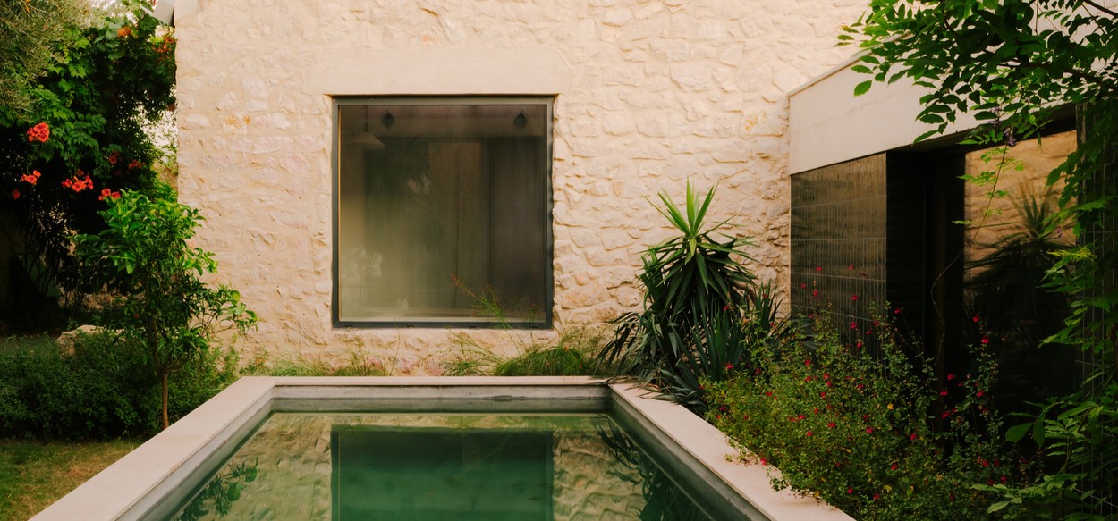 בית פשוט עם פרחי בגוניה, במרסיי