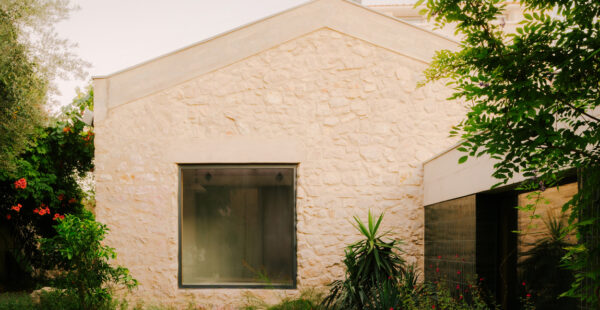 בית פשוט עם פרחי בגוניה, במרסיי