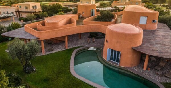 הוילה המפוסלת בהשראת לבוש הנשים הסרדיניות