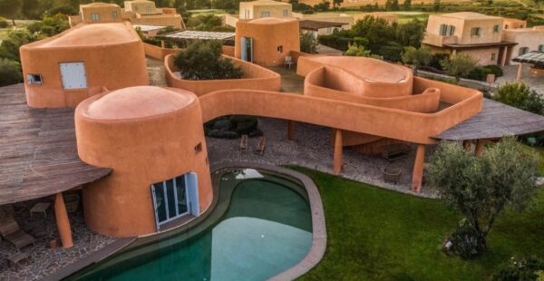 הוילה המפוסלת בהשראת לבוש הנשים הסרדיניות