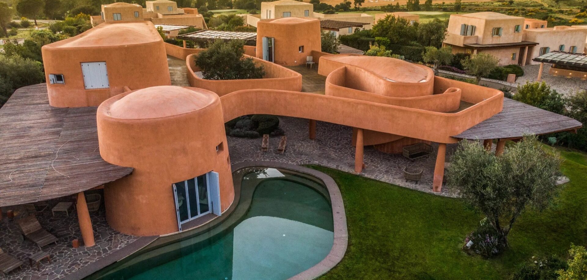 הוילה המפוסלת בהשראת לבוש הנשים הסרדיניות