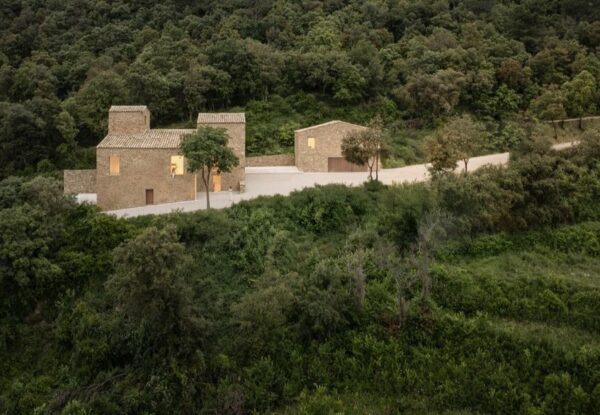 המעצב שנטש את לונדון, לבית חווה בנוף הכפרי המבודד של ג'ירונה