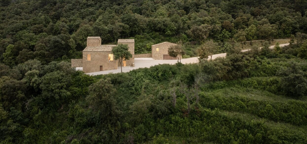 המעצב שנטש את לונדון, לבית חווה בנוף הכפרי המבודד של ג'ירונה