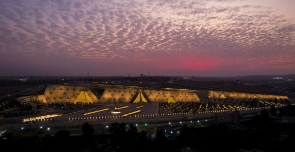 המוזיאון המצרי הגדול הושלם לבסוף בגיזה, לאחר 20 שנה