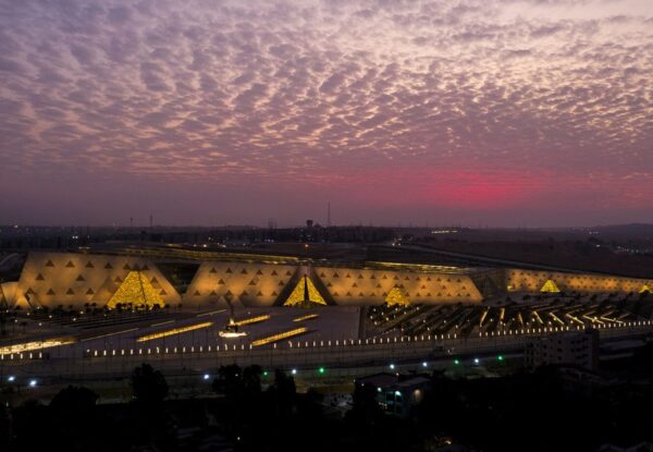 המוזיאון המצרי הגדול הושלם לבסוף בגיזה, לאחר 20 שנה