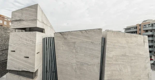 בטנריף: כנסייה ומרכז קהילתי בצורת סלעים ענקיים וחסרי מנוח