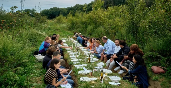 הכי טבעי: לשבת בשדה ולאכול את הגידולים שמסביב