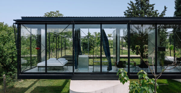 הבית השקוף בשדות המרעה