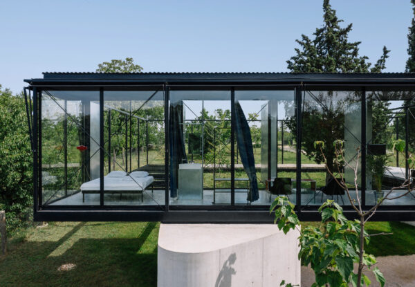 הבית השקוף בשדות המרעה