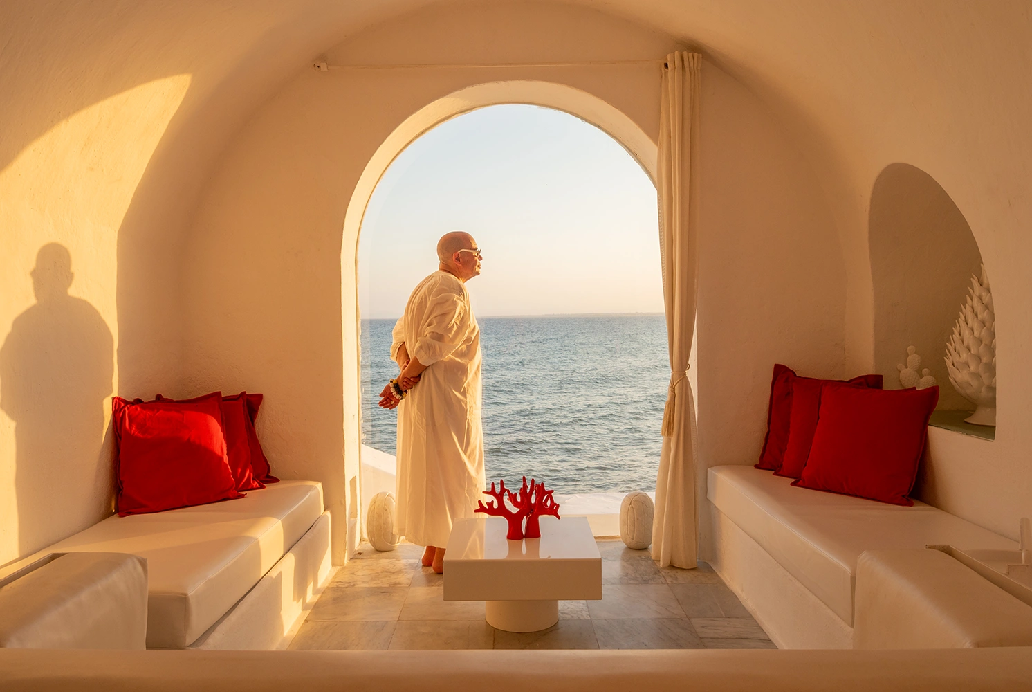 הבית הלבן בעיר העתיקה לחופי הים התיכון, בתוניסיה