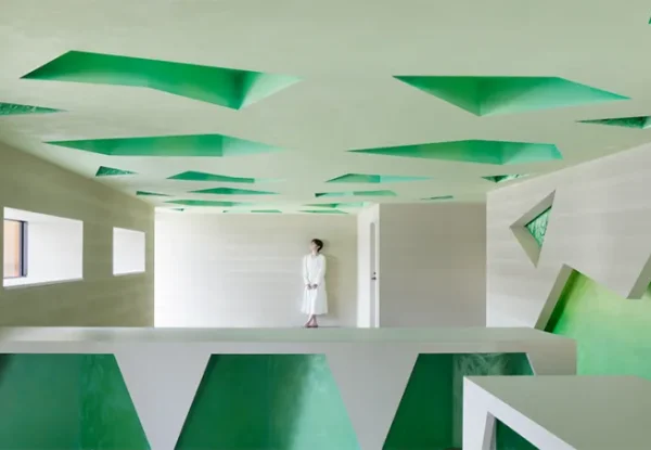 גיאומטריות של צבע ואור, במשרד בטוקיו