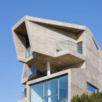 וילה דרמטית מבטון, משקיפה מההר אל האוקיינוס השקט, באי ג'ג'ו