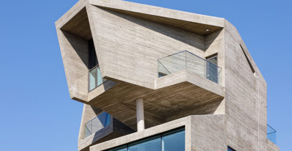 וילה דרמטית מבטון, משקיפה מההר אל האוקיינוס השקט, באי ג'ג'ו