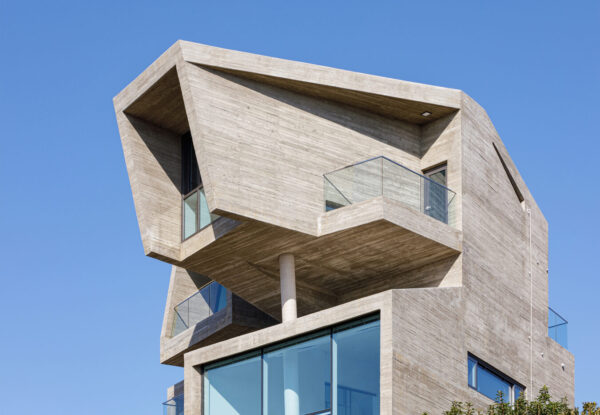 וילה דרמטית מבטון, משקיפה מההר אל האוקיינוס השקט, באי ג'ג'ו