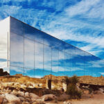 למכירה: "הבית הבלתי ניראה" המפורסם, העטוף במראות