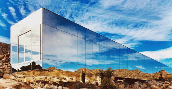 למכירה: "הבית הבלתי ניראה" המפורסם, העטוף במראות