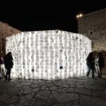 מבנים מדפי נייר לבנים, מזמינים עוברים ושבים להתבטא