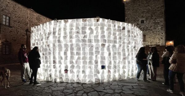 מבנים מדפי נייר לבנים, מזמינים עוברים ושבים להתבטא