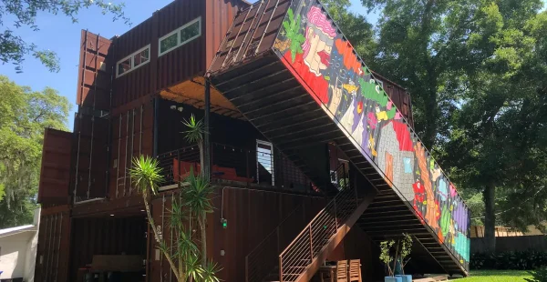 תשע מכולות יצרו בית אחד עם הרבה אמנות