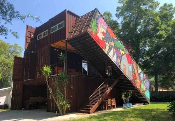 תשע מכולות יצרו בית אחד עם הרבה אמנות