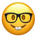 ילד בן 10 קורא לשנות את האימוג'י של "פרצוף חנון"