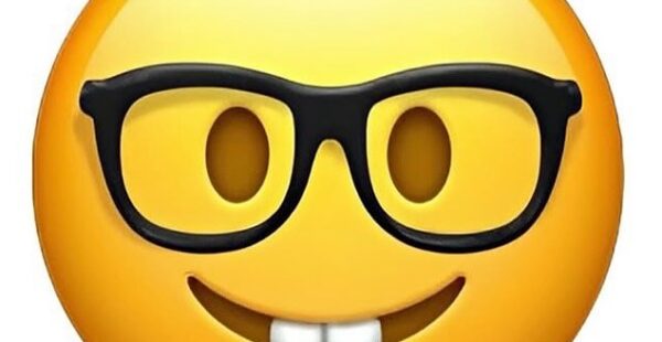 ילד בן 10 קורא לשנות את האימוג'י של "פרצוף חנון"