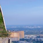 תצפית מכוסה אדמה וצמחיה מביטה לנוף המרהיב, שתכננו MVRDV