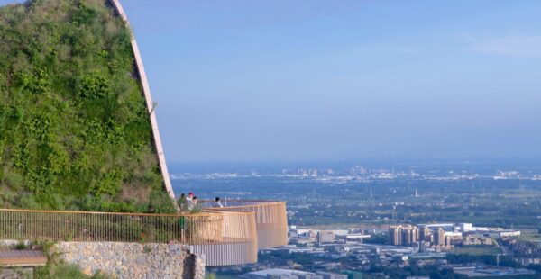 תצפית מכוסה אדמה וצמחיה מביטה לנוף המרהיב, שתכננו MVRDV
