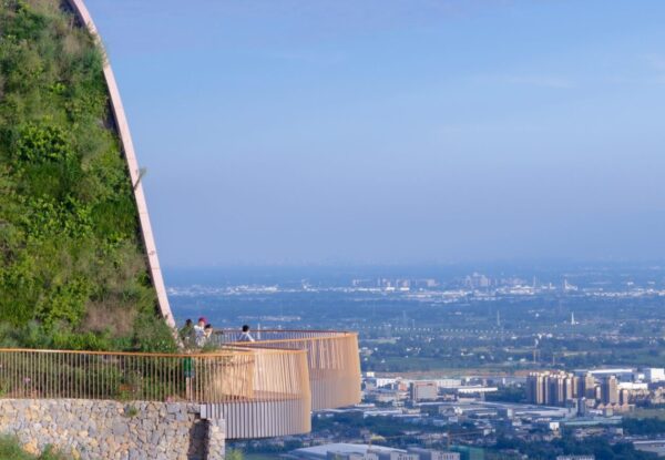 תצפית מכוסה אדמה וצמחיה מביטה לנוף המרהיב, שתכננו MVRDV