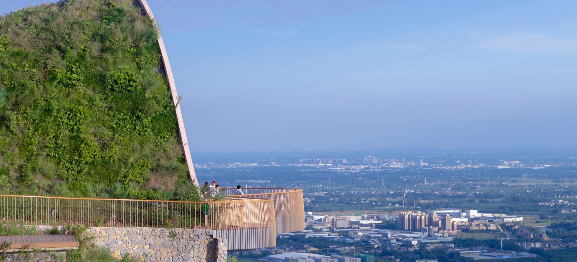 תצפית מכוסה אדמה וצמחיה מביטה לנוף המרהיב, שתכננו MVRDV