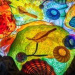 עלייתה של אמנות הזכוכית: שקיפות, השתקפות ועיצוב עכשווי