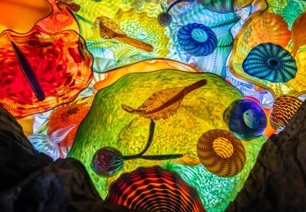 עלייתה של אמנות הזכוכית: שקיפות, השתקפות ועיצוב עכשווי