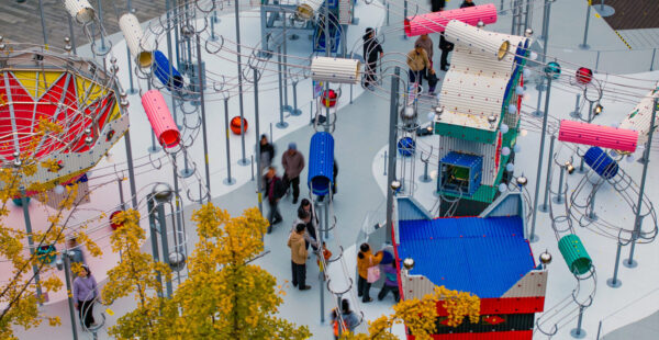 מיצב כדור מתגלגל שובב, מחייה כיכר בסין