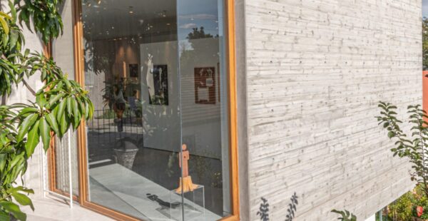 הבטון, העץ והאור: מודרניזם אמנותי בשרון