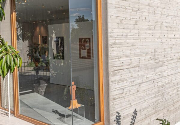 הבטון, העץ והאור: מודרניזם אמנותי בשרון