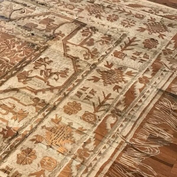 שטיח פרסי מוטבע על רצפת עץ