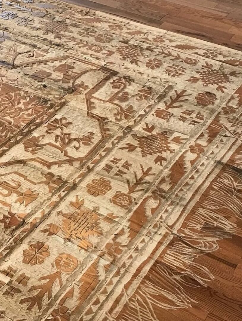 שטיח פרסי מוטבע על רצפת עץ