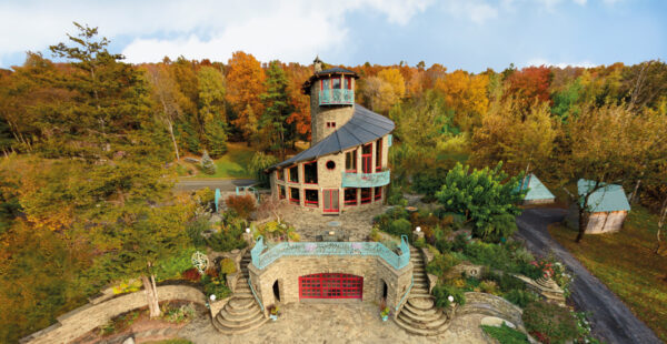 בית הספירלה: לחוות את הקשר האלוהי בין הטבע לאמנות