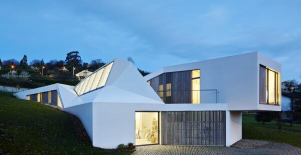 הבית והסטודיו של אמנית, משלב סגנון מודרני עם תעשייתי