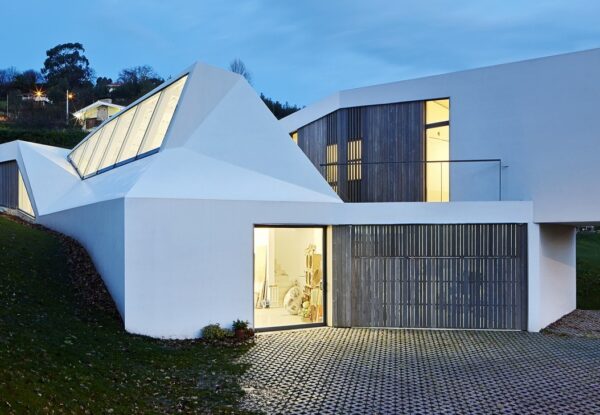 הבית והסטודיו של אמנית, משלב סגנון מודרני עם תעשייתי