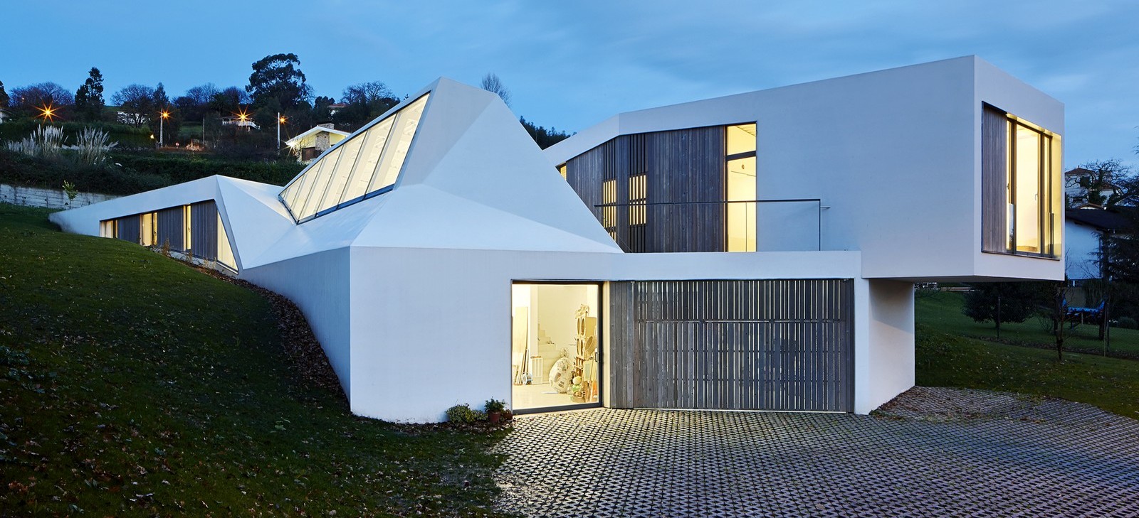 הבית והסטודיו של אמנית, משלב סגנון מודרני עם תעשייתי