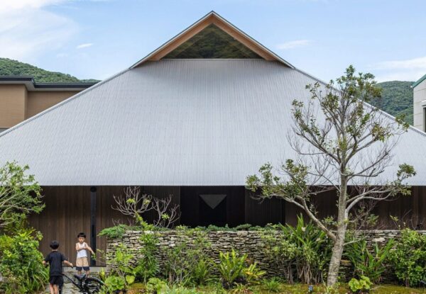 אדריכל יפני בחר לבנות בית למשפחתו, בלי חיבור לרשת החשמל