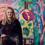 אמנית ציירה על ביתה ומציעה אותו למכירה כיצירת אמנות