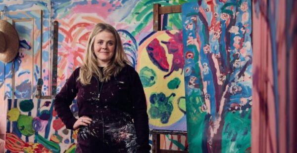 אמנית צבעה את ביתה ומציעה אותו למכירה כיצירת אמנות