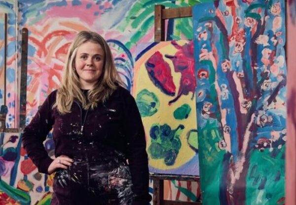 אמנית ציירה על ביתה ומציעה אותו למכירה כיצירת אמנות